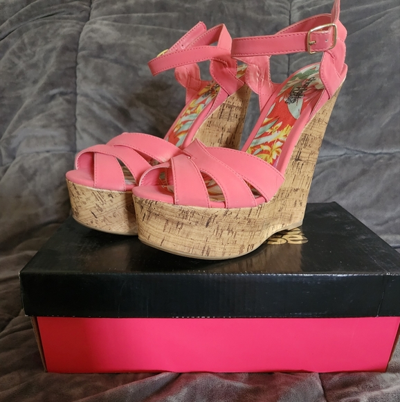 Coral Heels size 7 - Picture 3 of 4